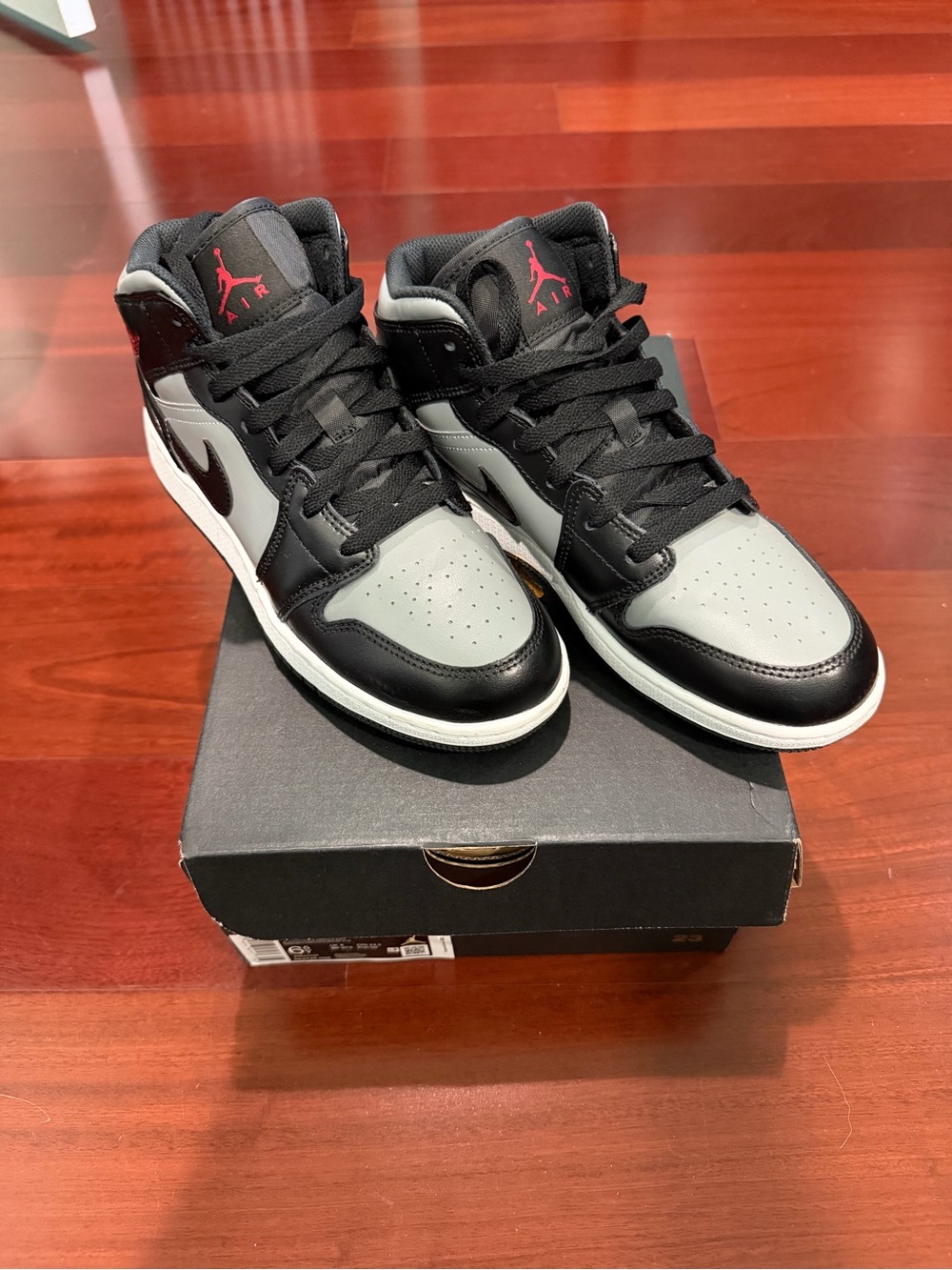Nike Air Jordan 1 Mid Size 6.5 Y